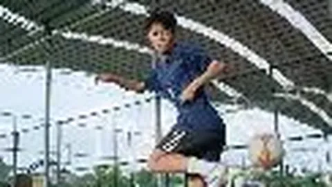 “郑钦文引领风骚！人民日报体育报道澳网慈善赛首位女球员亮相”